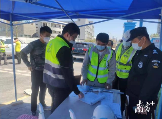 战疫一线党旗红|“大家一起干，再累也能坚持”，前海每天400余志愿者下沉一线